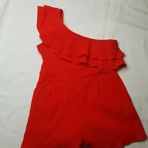 Listicle Ruffle one shoulder Romper. L 💞  EUC